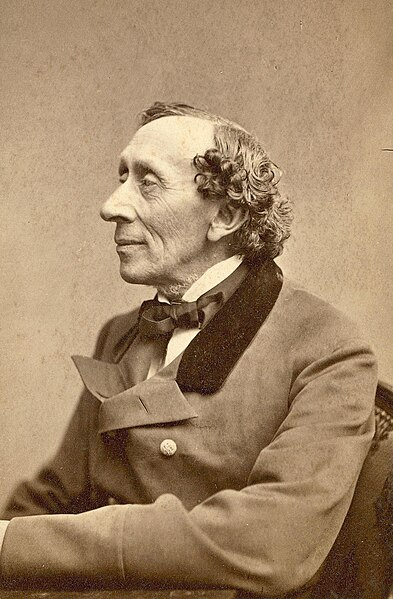 Uma fotografia em sepsia de Hans Christian Andersen. Ele está sentado, de perfil, e usa uma roupa formal com gravata borboleta.